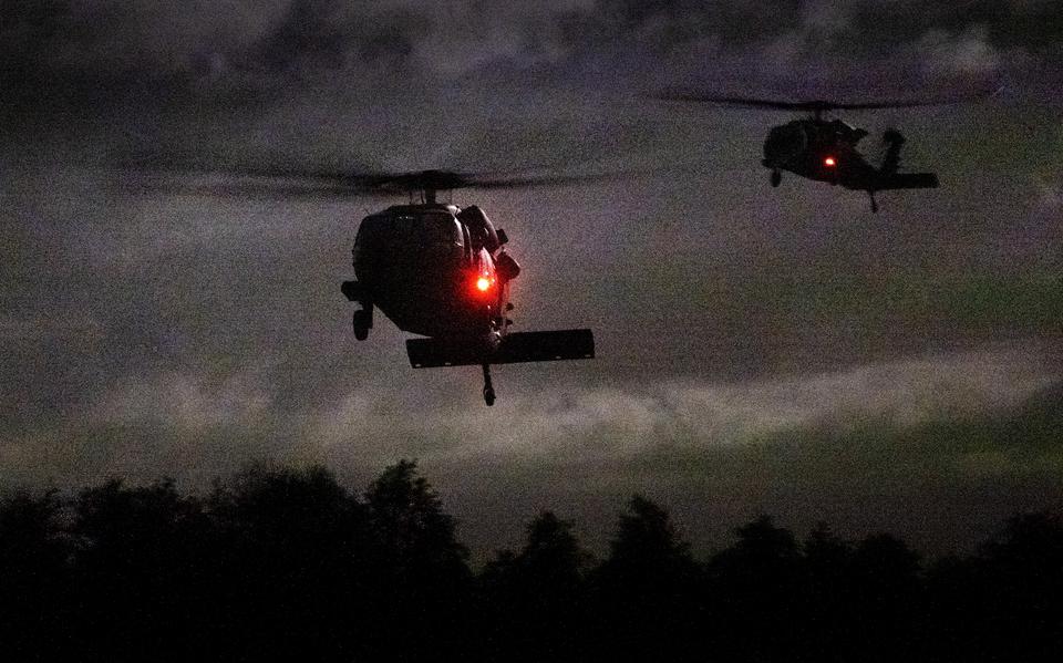 Militairen van de Luchtmobiele Brigade landen met helikopters in de weilanden bij Rottevalle voor de NAVO oefening Falcon Autumn.
