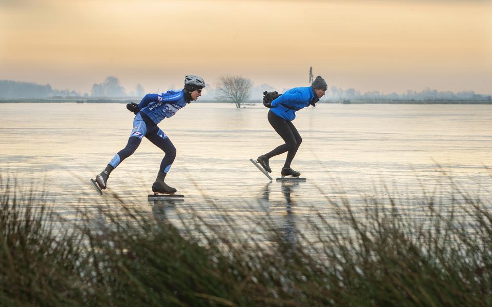 Of er wedstrijden op natuurijs mogen worden gehouden, hangt van de winter en de overheid af.  FOTO: MARCEL VAN  KAMMEN