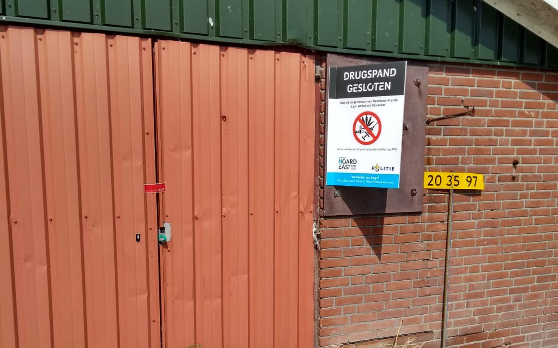 Burgemeester Hayo Apotheker sluit drugsloods in Jannum - Leeuwarder Courant