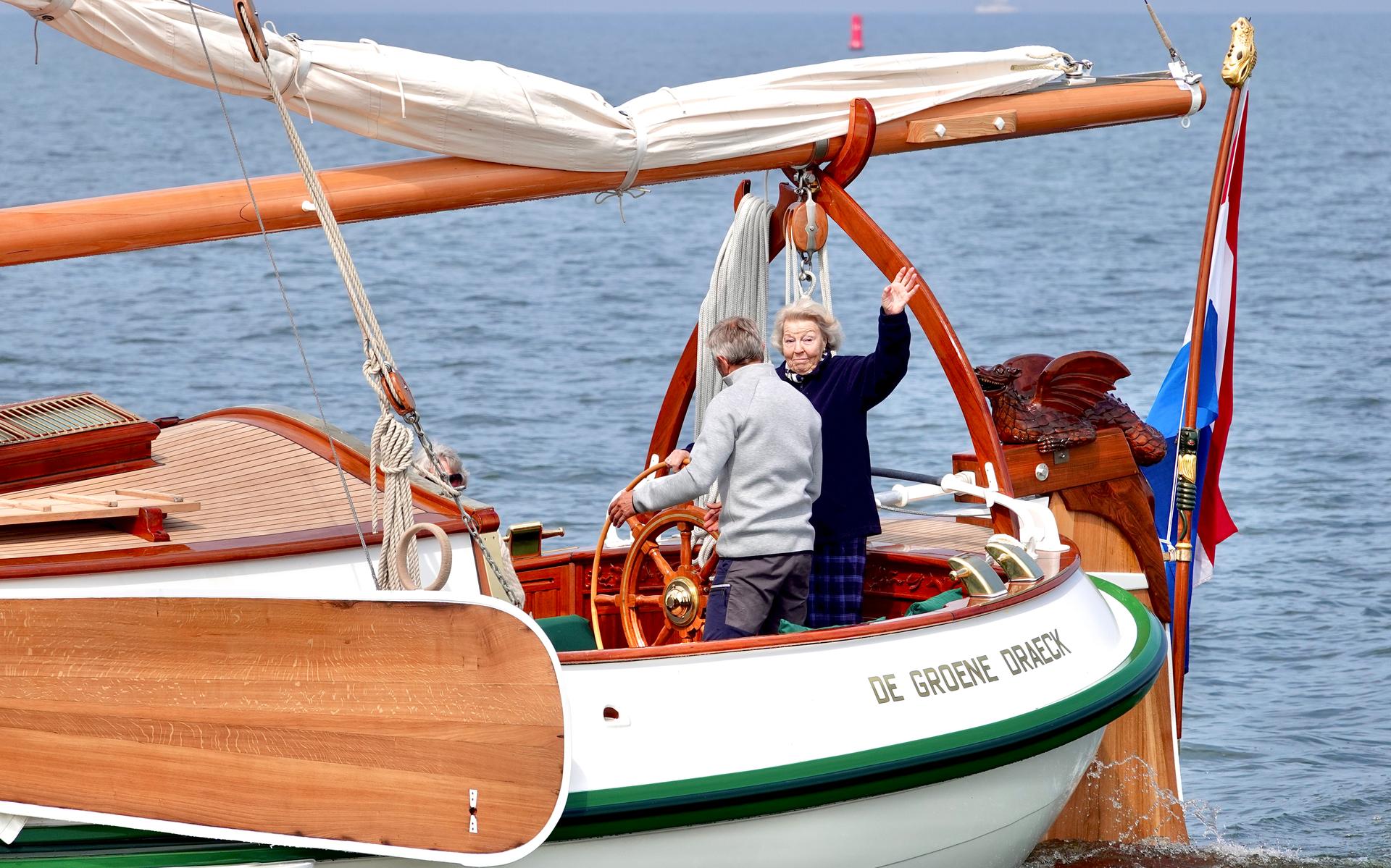 Prinses Beatrix heeft het gerestaureerde zeiljacht De Groene Draeck weer in gebruik genomen.