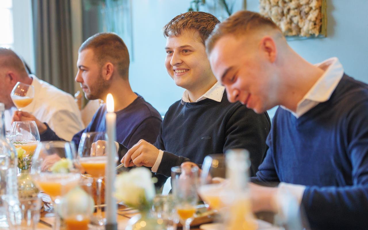 Nierpatiënt Ilja Vermunt (tweede van rechts) kon eindelijk weer eens uit eten: jonge koks bereidden een maaltijd zonder zout in De Slotplaats in Bakkeveen.