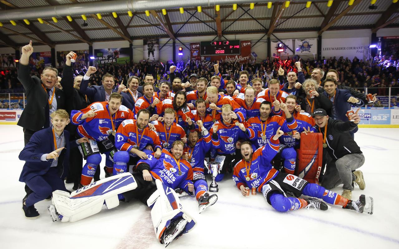 Een van de laatste beelden uit Thialf, van voor de coronacrisis. 1 maart 2020, de ijshockeyers van Unis Flyers vieren het kampioenschap. Een van de laatste beelden uit Thialf, van voor de coronacrisis. 1 maart 2020, de ijshockeyers van Unis Flyers vieren het kampioenschap.