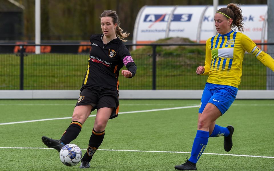Saskia Hoogstra, dame uit het dorp zelf en aanvoerster van SC Stiens.