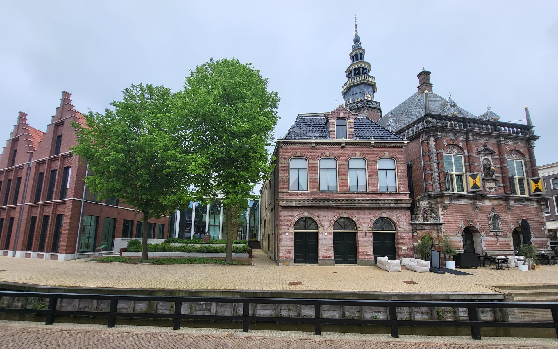 Cultuurhistorisch centrum De Tiid in Bolsward, met rechts het monumentale deel en links het nieuwe gedeelte, architectonisch samengevoegd door Adema Architecten uit Dokkum.