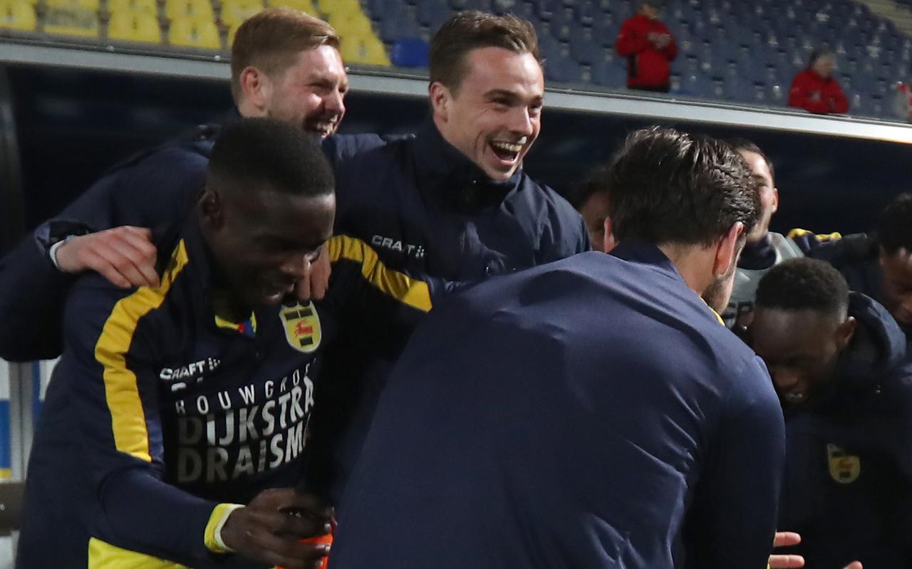 Mitchel Paulissen (midden) beseft dat de promotie binnen in. Mitchel Paulissen (midden) beseft dat de promotie binnen in.