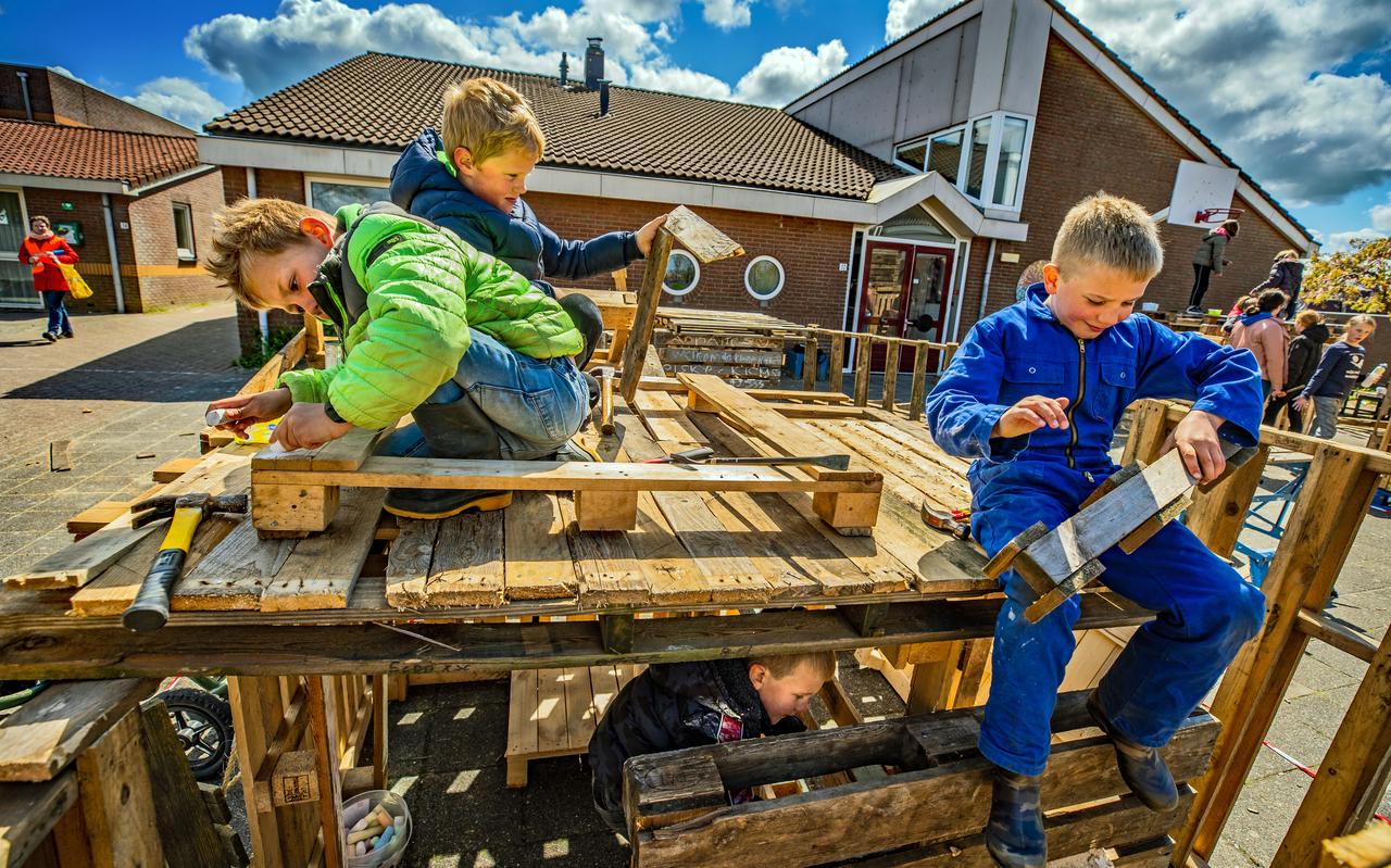 Kinderen leven zich uit in het 'spijkerdorp' op het plein van de vorig jaar gesloten dorpsschool van Terkaple. Kinderen leven zich uit in het 'spijkerdorp' op het plein van de vorig jaar gesloten dorpsschool van Terkaple.