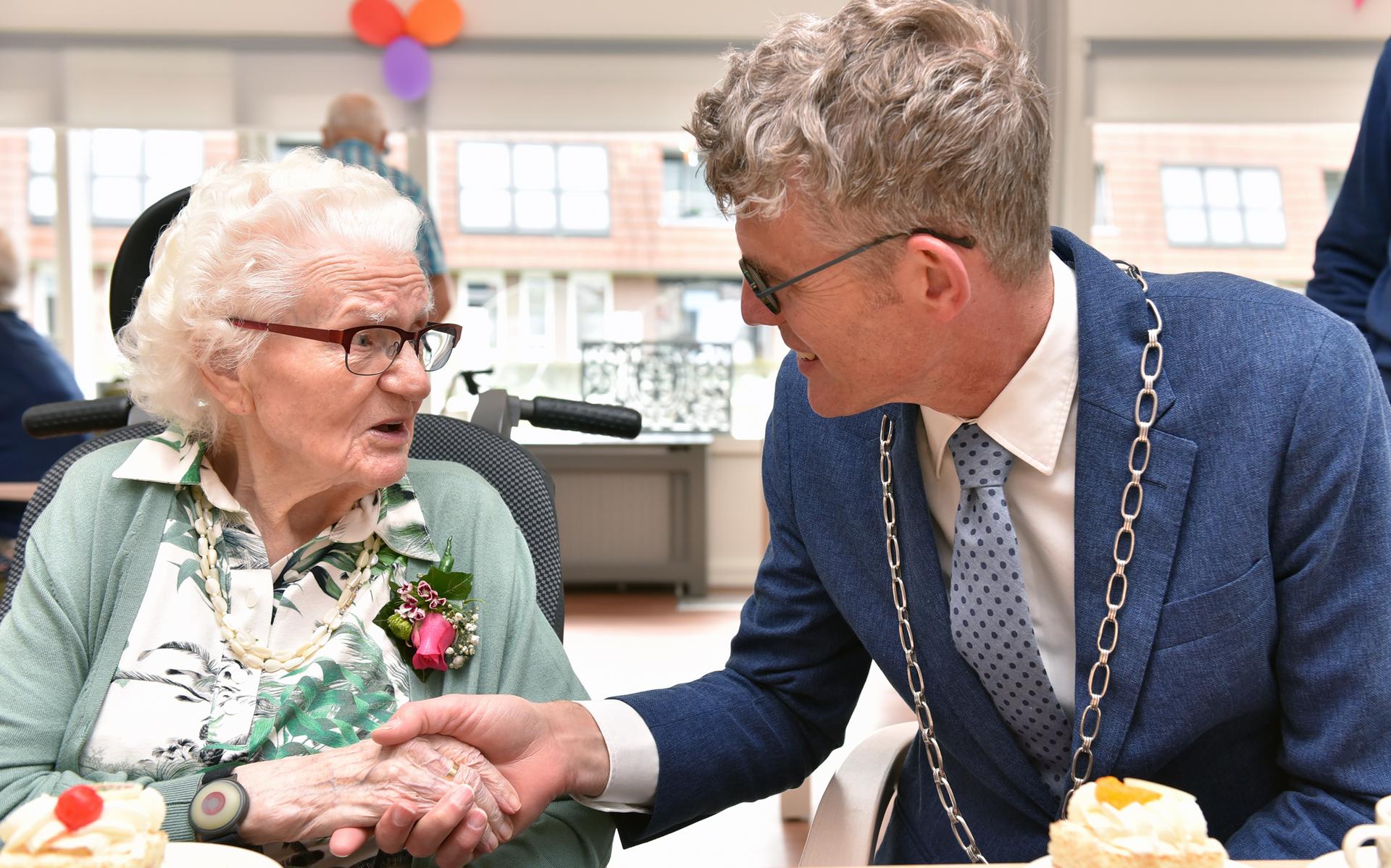 Oudste inwoonster van Weststellingwerf wordt 104 jaar. Anna Kemper-Mulder krijgt felicitaties van bu