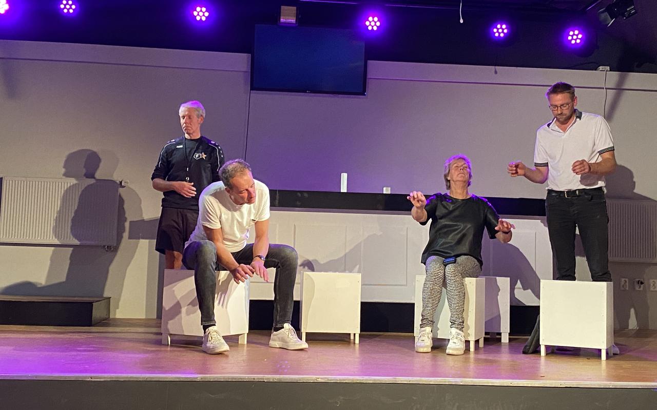 De vier hoofdrolspelers - leraren Melle, Tseard, Pytsje en Nanne - in 'Roes' bedenken wat ze kunnen doen om de sleur te doorbreken. De vier hoofdrolspelers - leraren Melle, Tseard, Pytsje en Nanne - in 'Roes' bedenken wat ze kunnen doen om de sleur te doorbreken.