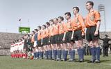 Het Nederlands elftal in 1958 voor een interland tegen Turkije. Abe Lenstra staat vierde van rechts.
