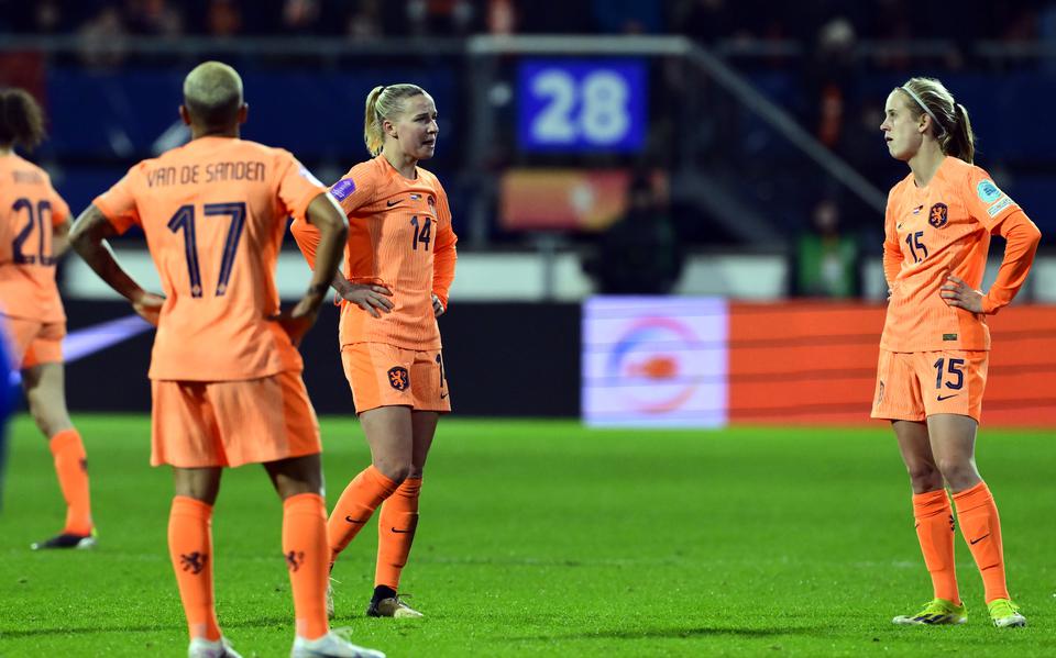 Shanice van der Zanden, Jackie Groenen en Katja Snoeijs teleurgesteld na afloop van de UEFA Nations League wedstrijd tegen Duitsland in het Abe Lenstra-stadion.
