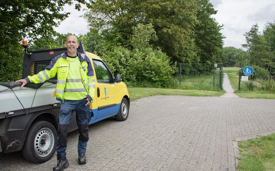 Marcel Schouten van de gemeente Leeuwarden houdt de straten en struiken in oostelijk Leeuwarden graag schoon. 