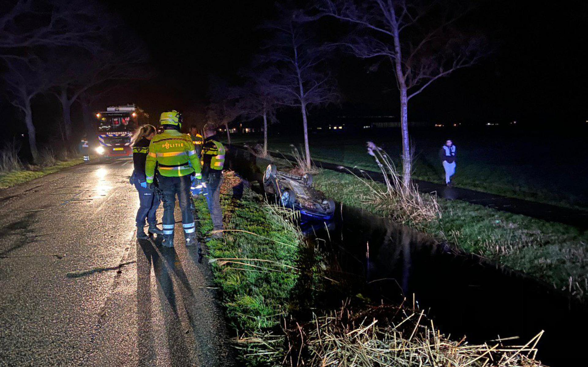 Auto Belandt Op De Kop In Sloot Bij Ureterp. Voorbijgangers Schieten Te ...