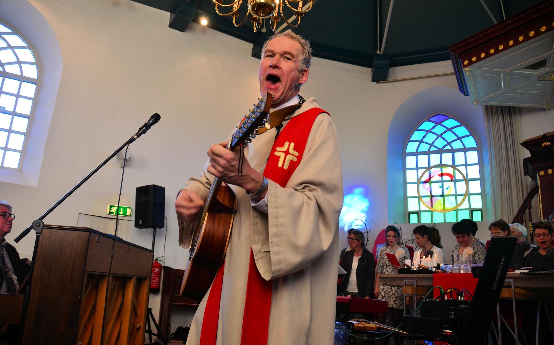 'Zingende dominee' zorgt voor tweespalt binnen kerk - Leeuwarder Courant