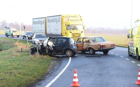 Op de kruising van de Nije Fjildwei en de Hasker Utgongen bij Oudehaske zijn donderdagmiddag twee auto’s in botsing gekomen. Beide bestuurders raakten gewond.