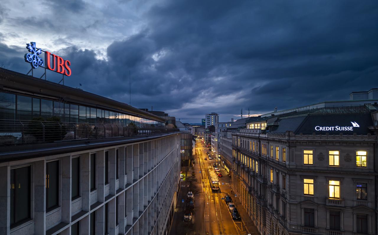 De hoofdkantoren van Credit Suisse (R) and UBS (L) aan de Paradeplatz in Zurich. De Zwitserse banken worden samengevoegd, in een poging onrust op de financiële markten in te dammen.