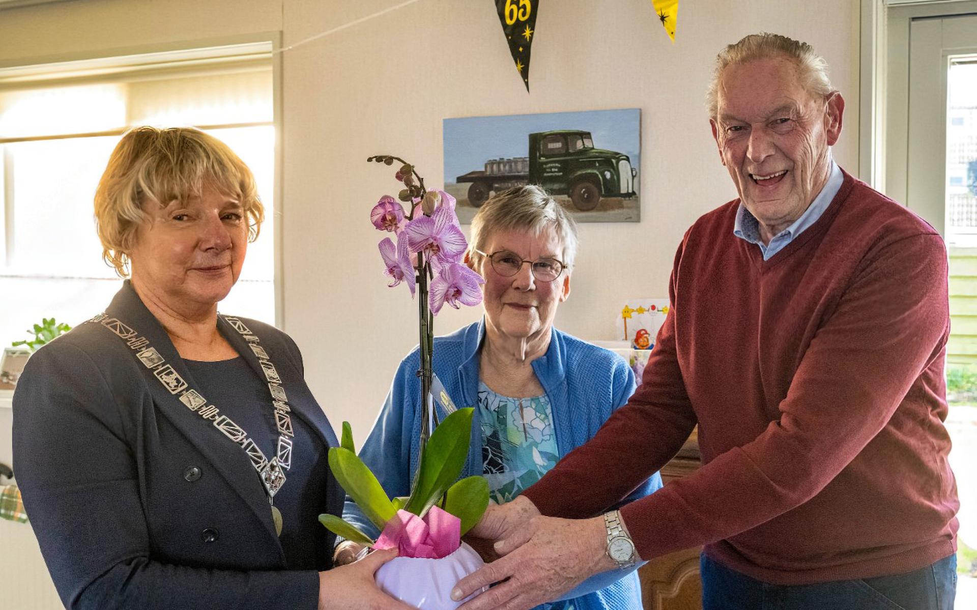 Burgemeester Marga Waanders feliciteert Bauke Jousma en Geertje Jousma-Terpstra uit Menaam met hun briljanten huwelijk. 