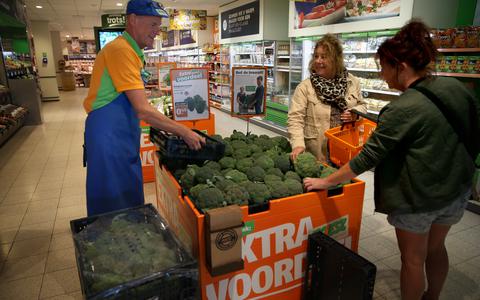 In plaats van op de composthoop ligt de biologisch-dynamische broccoli van WaddenGeluk uit Sexbierum nu voor een actieprijs bij de supermarkten van Poiesz, onder meer in de winkel in de Julianastraat in Franeker. 