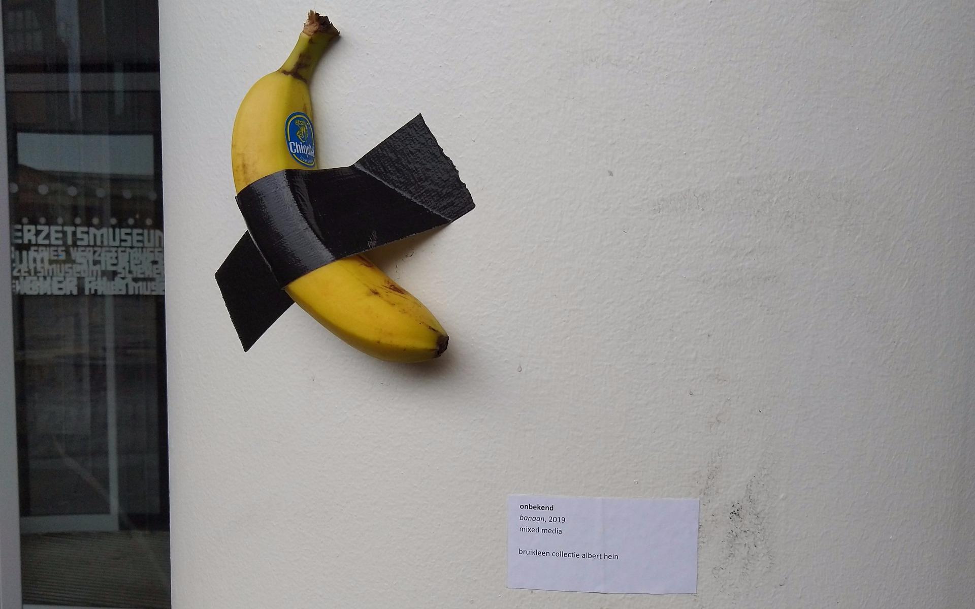 De banaan is met ducttape op een muur geplakt in het Fries Museum. FOTO: Fries Museum