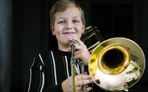 Trombonetalent Jisse Kuipers (12): ,,In trombone is altyd yn beweging. Dat fûn ik fuort al moai.'' FOTO MARCEL VAN KAMMEN