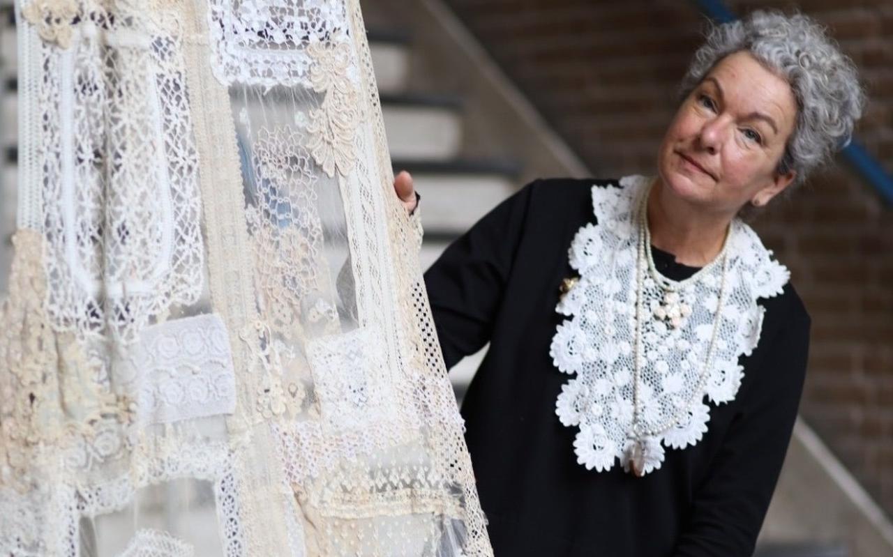 Ellis Schoonhoven toont in de hal van DOAS een deel van de sluier nadat vrouwen uit Friesland eraan hebben gewerkt. Ellis Schoonhoven toont in de hal van DOAS een deel van de sluier nadat vrouwen uit Friesland eraan hebben gewerkt.