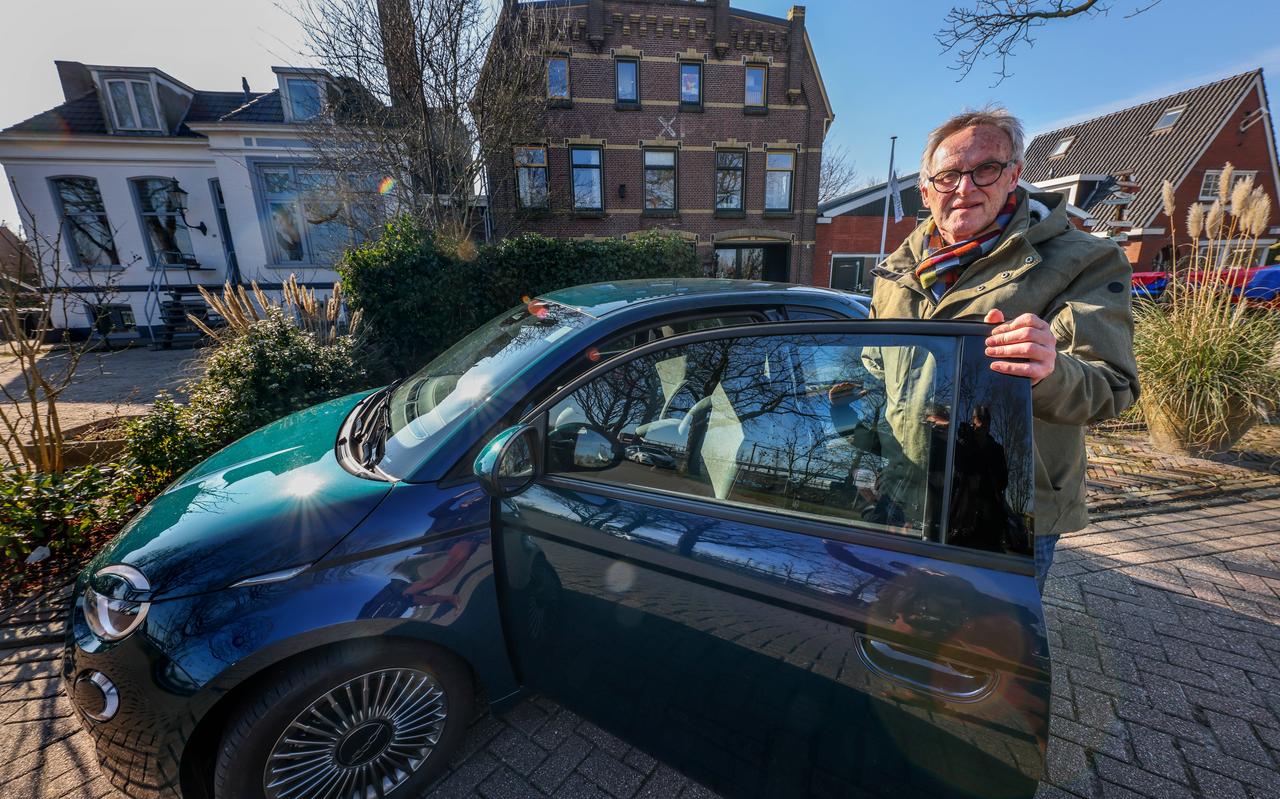 Tom Yntema van energiecoöperatie Duurzaam Akkrum-Nes bij de nieuwe deelauto in Akkrum. Tom Yntema van energiecoöperatie Duurzaam Akkrum-Nes bij de nieuwe deelauto in Akkrum.
