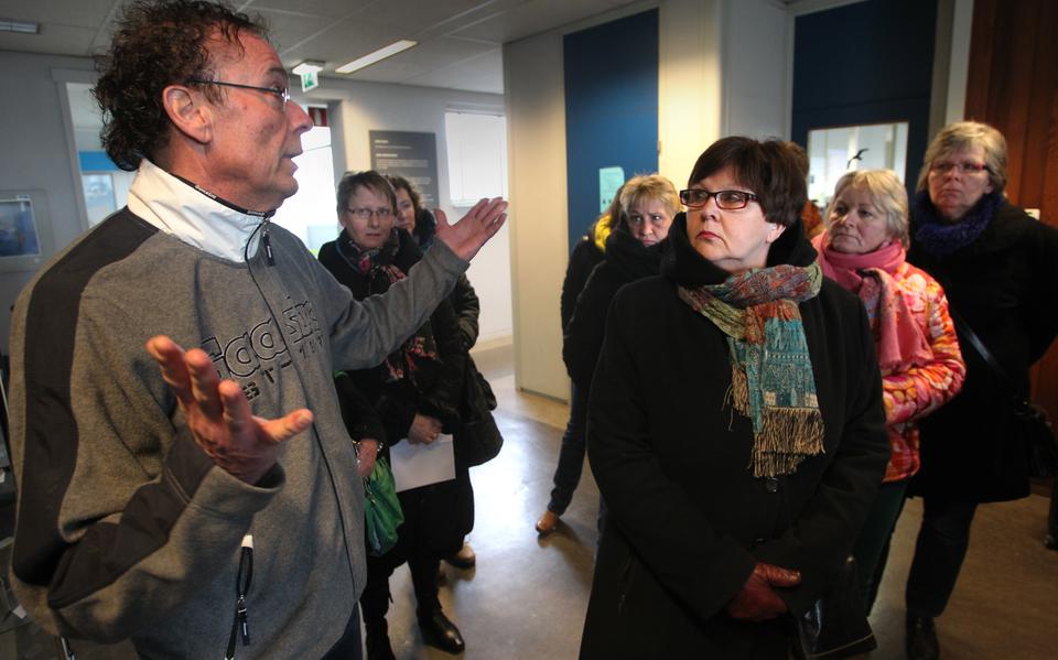 CNV'er Frans Strolenberg spreekt in 2013 actievoerende vrouwen van Prins Dokkum toe.