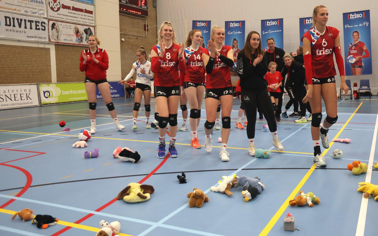 Terwijl de speelsters van Friso Sneek de zege vieren, gooien de supporters honderden knuffels op de vloer, bestemd voor de Speelgoedbank Friesland.