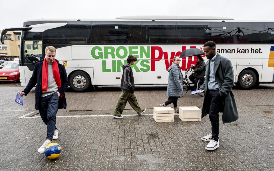 Een campagnebus van GL-PvdA op het Cambuurplein voor de Tweede Kamerverkiezingen in 2023. Links Julian Bushoff, rechts Habtamu de Hoop.