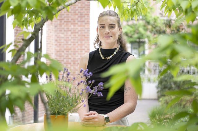 Jongerenwerker Ilse (24) vraagt aandacht voor jonge mantelzorgers. ‘Je ziet het niet aan de buitenka