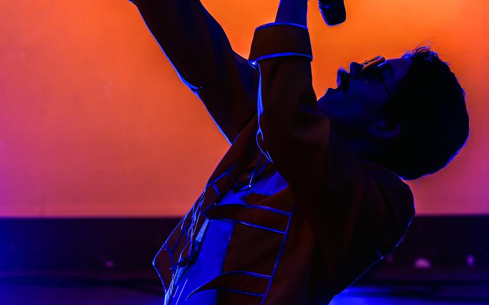 Laura Oosterloo als Freddy Mercury in een van zijn bekendste poses. 