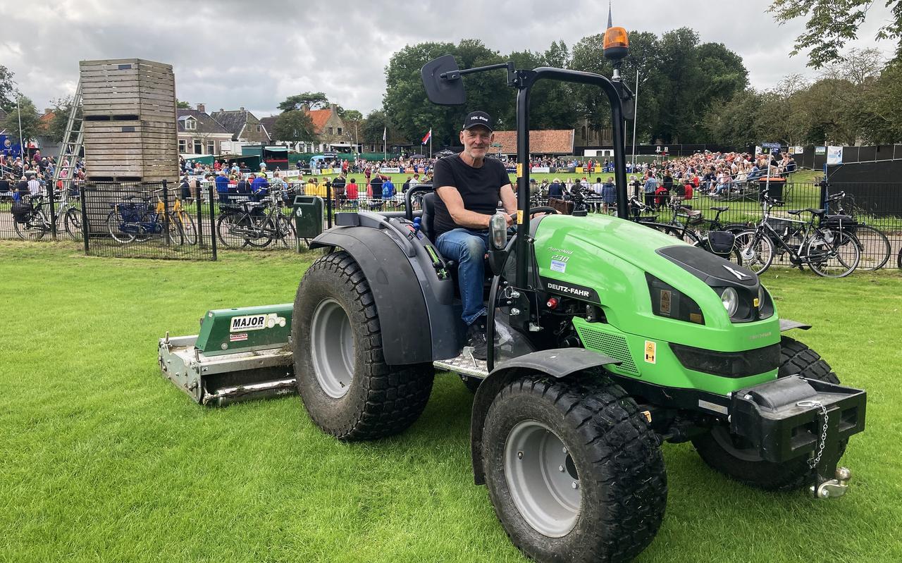 Nico Oostra op de trekker, terwijl achter hem de Frouljus PC in volle gang is. Nico Oostra op de trekker, terwijl achter hem de Frouljus PC in volle gang is.