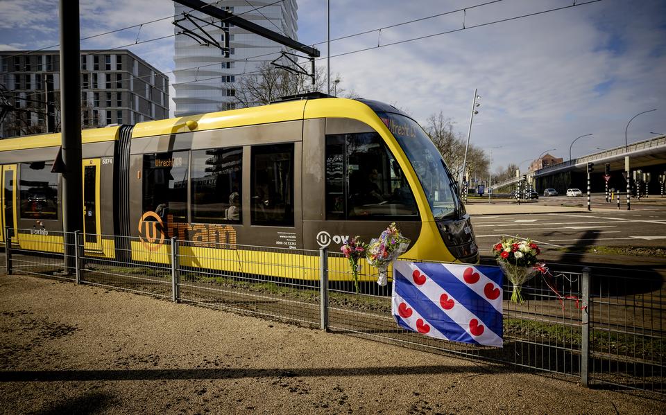 De ouders van Rinke Terpstra hebben zaterdag bij de herdenking van de tramaanslag een Friese vlag opgehangen ter nagedachtenis aan hun zoon.