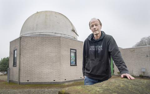 Bestuurslid Henk Plantinga van het Observeum in Burgum vreest dat lichthinder van een nieuwbouwwijk het einde inluidt voor de sterrenwacht en het streekmuseum.