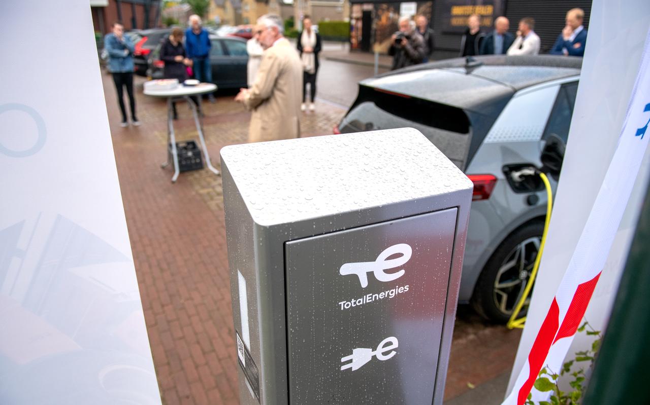 Een van de twee nieuwe laadpalen op het parkeerterrein bij Modeplein Rinsma in Gorredijk. Op de achtergrond houdt wethouder Rob Jonkman een toespraak. Een van de twee nieuwe laadpalen op het parkeerterrein bij Modeplein Rinsma in Gorredijk. Op de achtergrond houdt wethouder Rob Jonkman een toespraak.