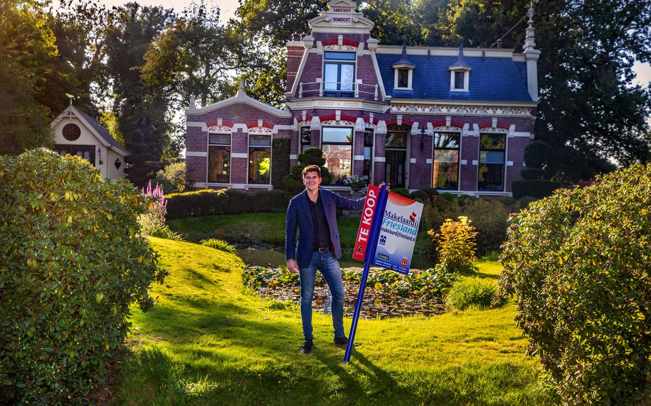 Makelaar Tycho Reimers bij de woning aan De Skatting 18 in Heeg met een vraagprijs van bijna 1,5 miljoen euro. Makelaar Tycho Reimers bij de woning aan De Skatting 18 in Heeg met een vraagprijs van bijna 1,5 miljoen euro.