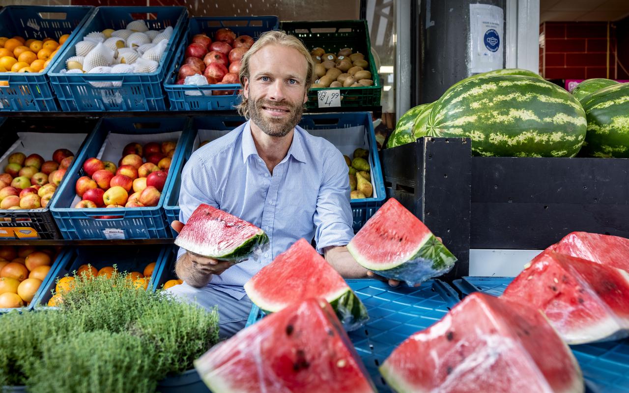 Cardioloog Remko Kuipers tussen de verse etenswaar. Cardioloog Remko Kuipers tussen de verse etenswaar.
