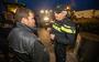 Mick Tinga in gesprek met een politieagent tijdens een eerder protest in Heerenveen.