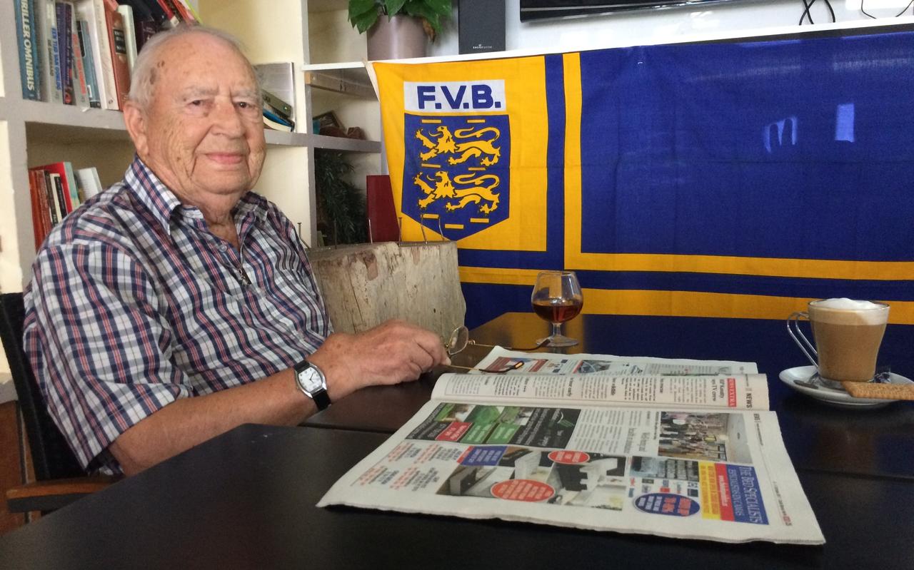 Meester Anne van der Werf in 2017 in zijn Spaanse stamcafé, waar hij honderden vaantjes van Friese amateurclubs alsmede een bondsvlag mocht ophangen. Meester Anne van der Werf in 2017 in zijn Spaanse stamcafé, waar hij honderden vaantjes van Friese amateurclubs alsmede een bondsvlag mocht ophangen.