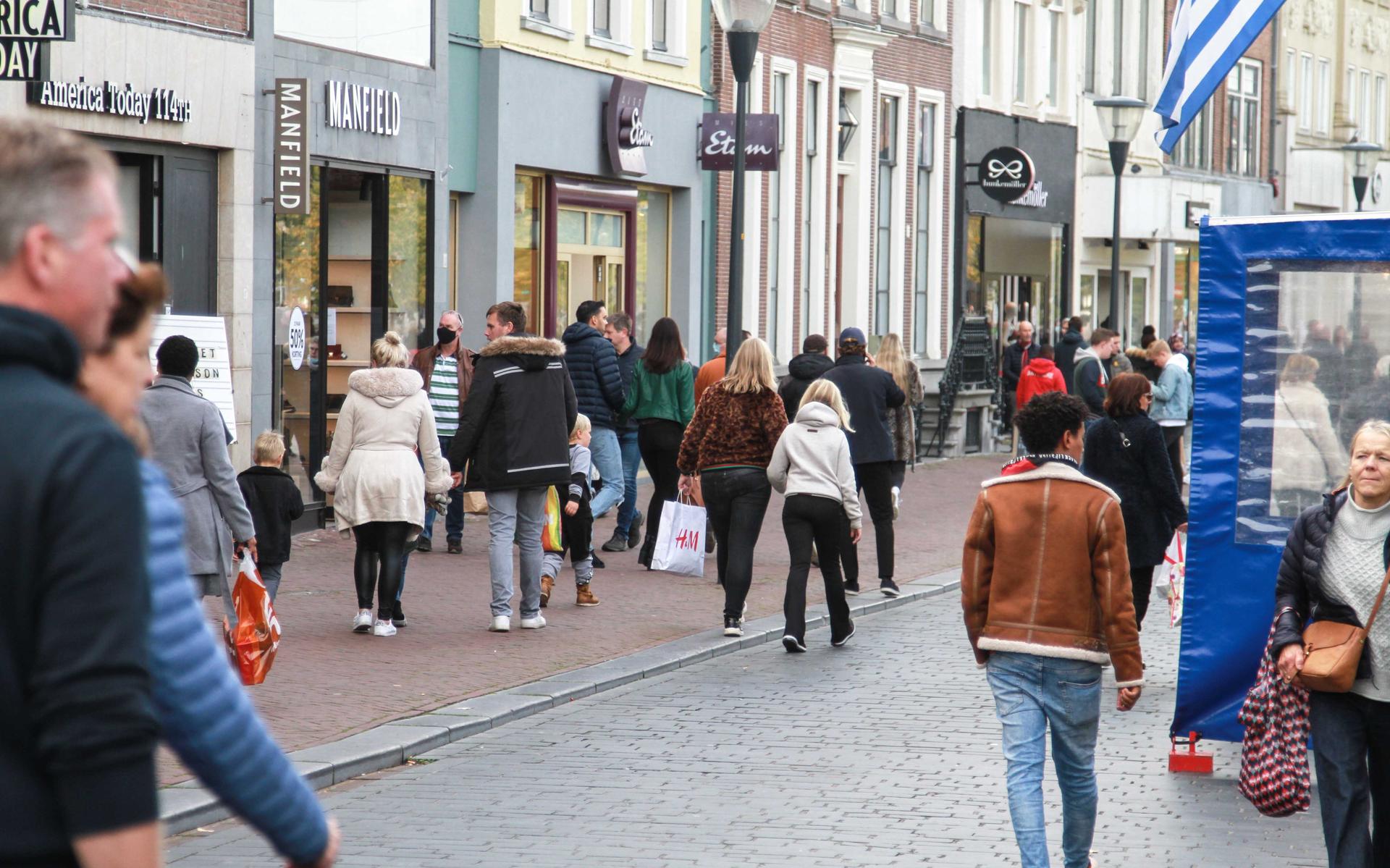 Winkelend publiek in Leeuwarden.