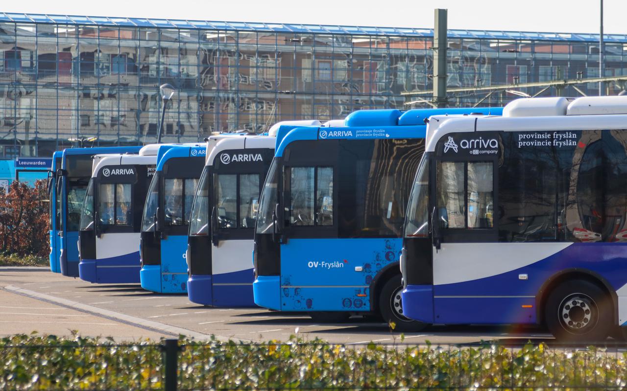 Lijnbussen van Arriva op het station in Leeuwarden.