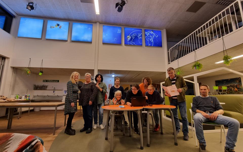 Spelers, regisseur en souffleur van het Sinterklaassprookje Joure