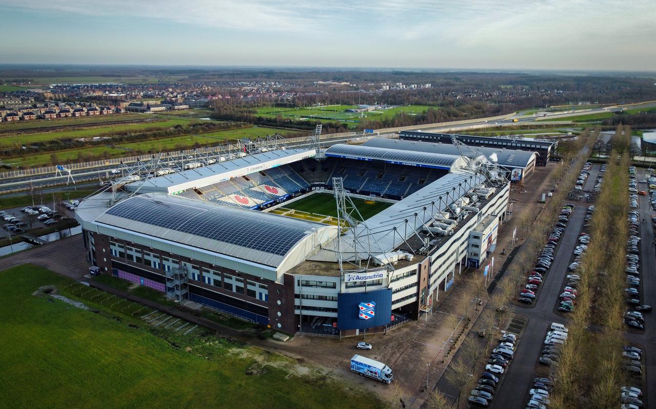 Het Abe Lenstra-stadion in Heerenveen vanuit de lucht. Linksonder in beeld het nu nog open terrein aan de noordkant van het stadion. 