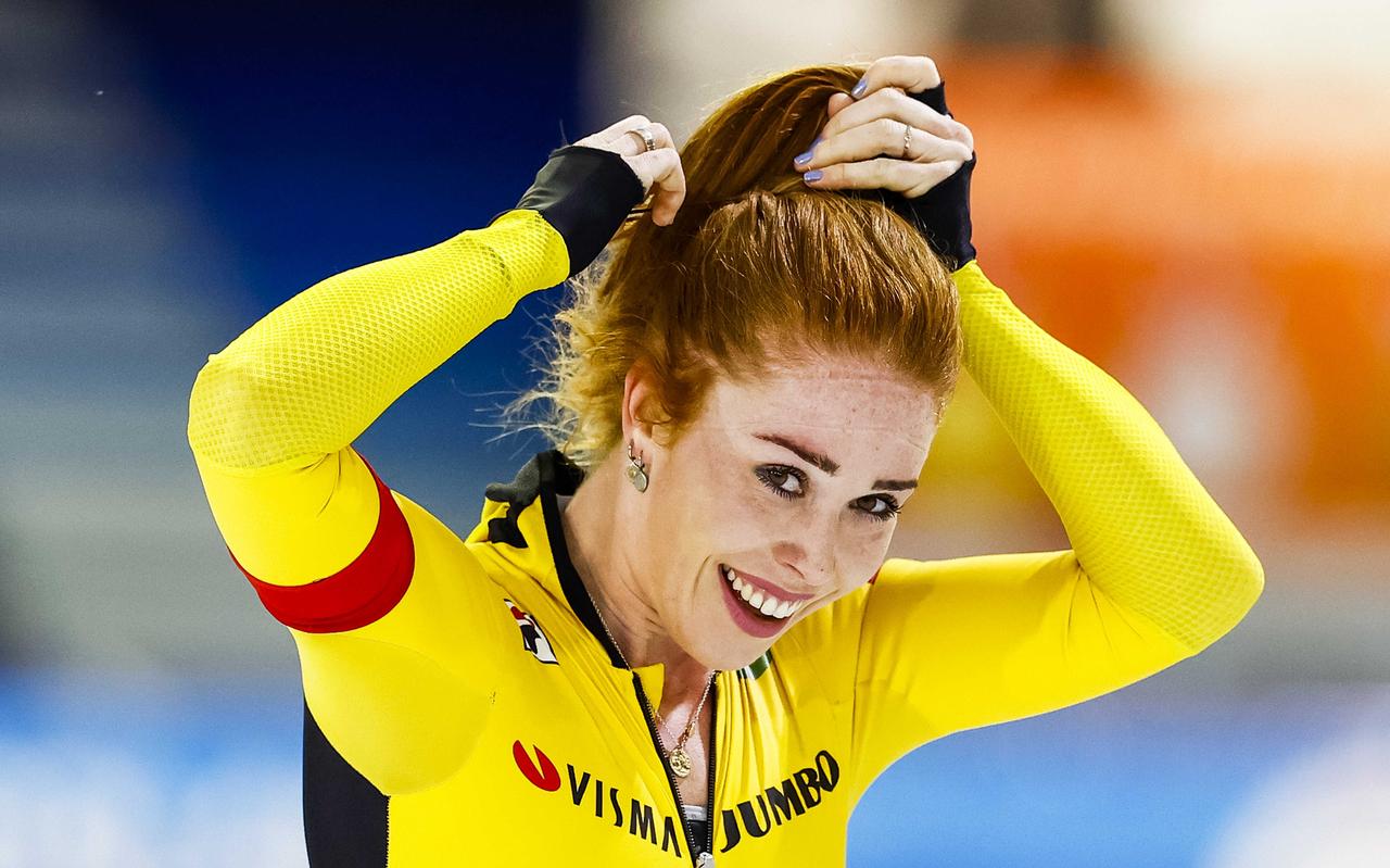 Antoinette de Jong is blij met haar derde Nederlandse allroundtitel. Antoinette de Jong is blij met haar derde Nederlandse allroundtitel.