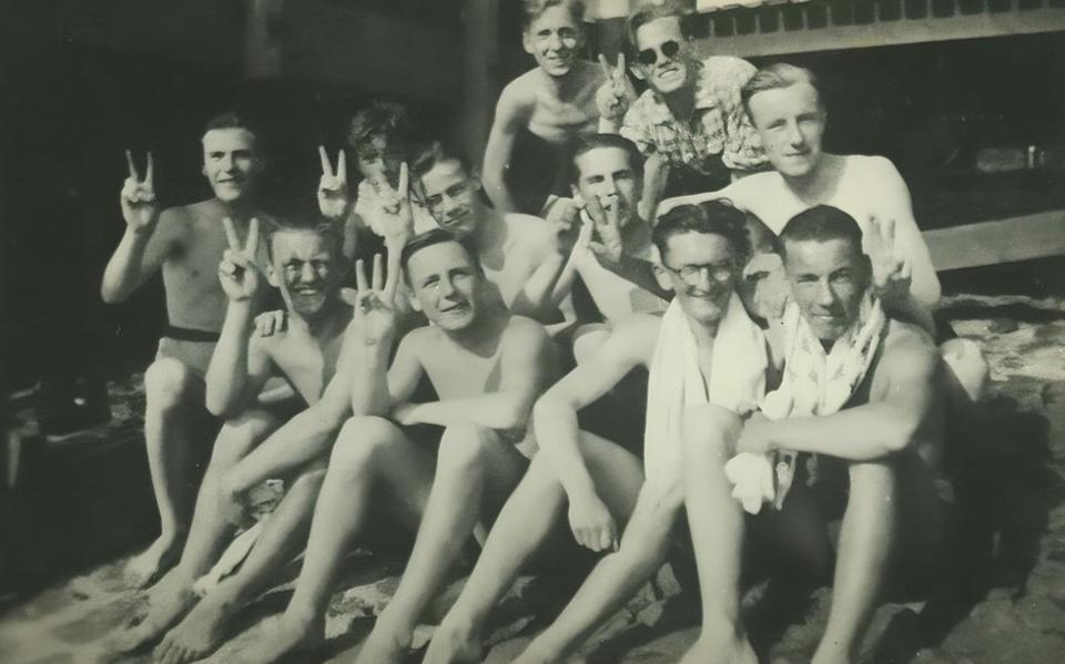 De elf Harlinger zwemvrienden zoals ze in 1941 op de foto werden gezet. 