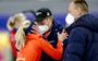 Irene Schouten viert haar overwinning met coach Jillert Anema tijdens de vierde dag van de WK allround in het Vikingskipet-stadion in Hamar, Noorwegen. 