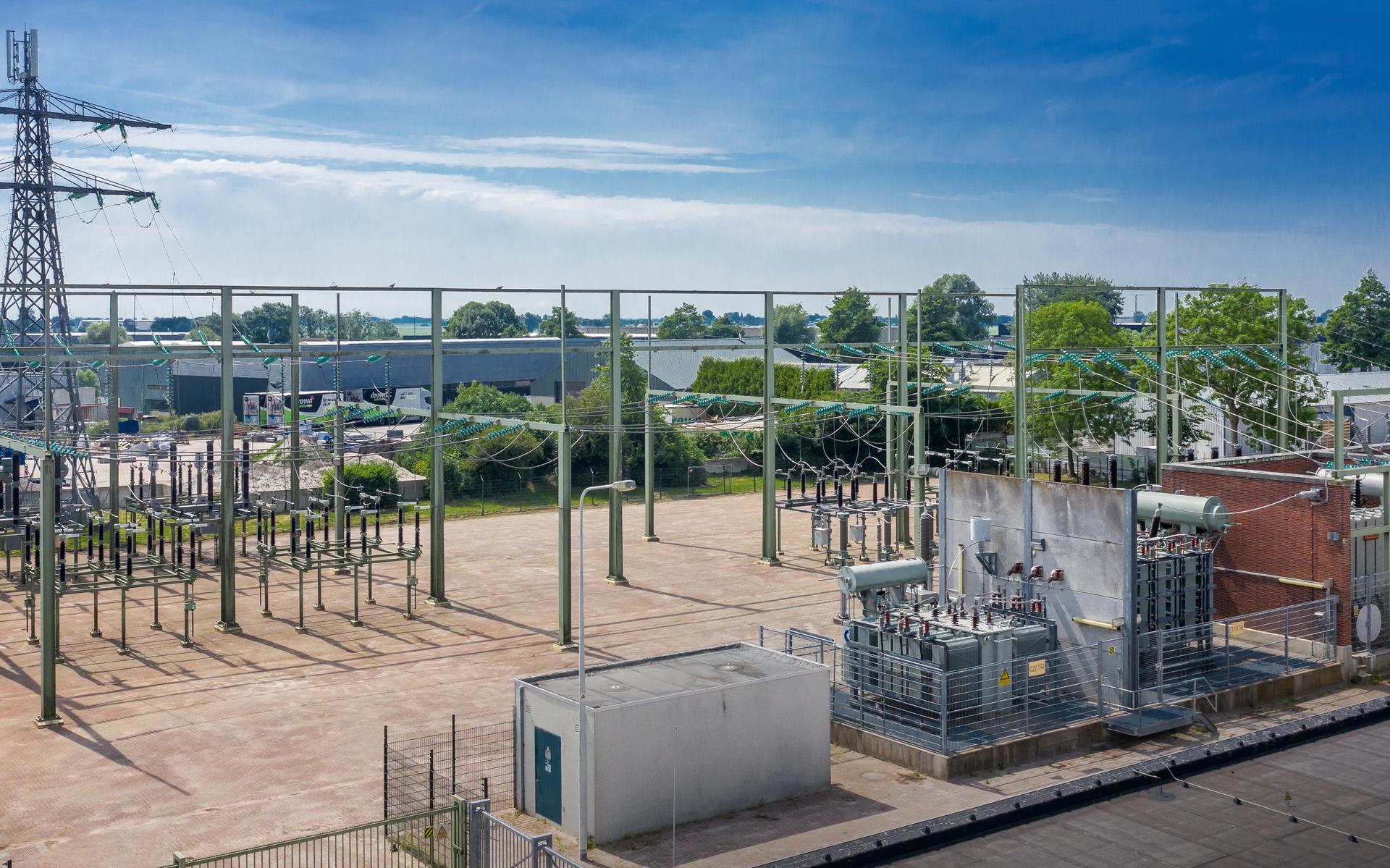 Dronebeeld van het elektriciteitsstation van Liander in Dokkum.
