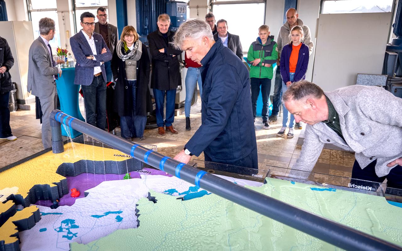De Veenmobiel maakt onzichtbaar grondwater zichtbaar. Jandirk Hoekstra en Jan van Rijen geven uitleg. De Veenmobiel maakt onzichtbaar grondwater zichtbaar. Jandirk Hoekstra en Jan van Rijen geven uitleg.