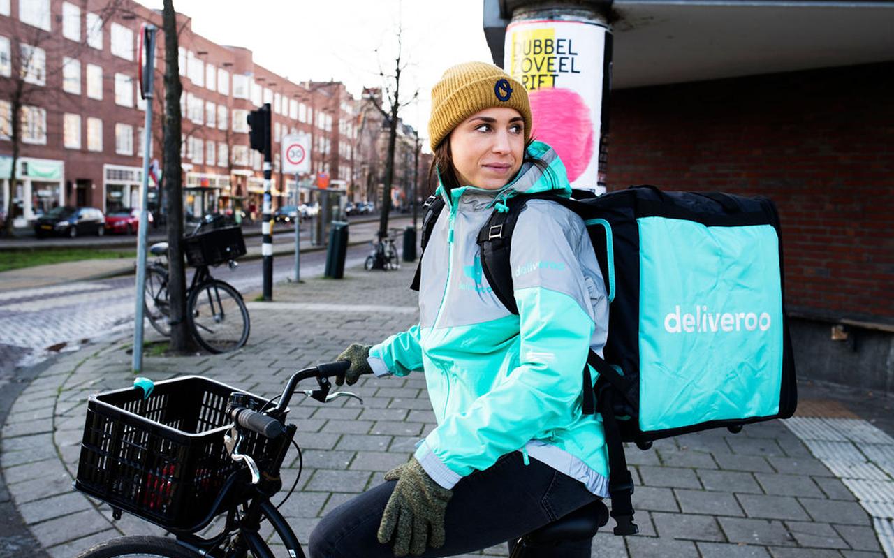 Een bezorger van Deliveroo. FOTO DELIVEROO Een bezorger van Deliveroo. FOTO DELIVEROO