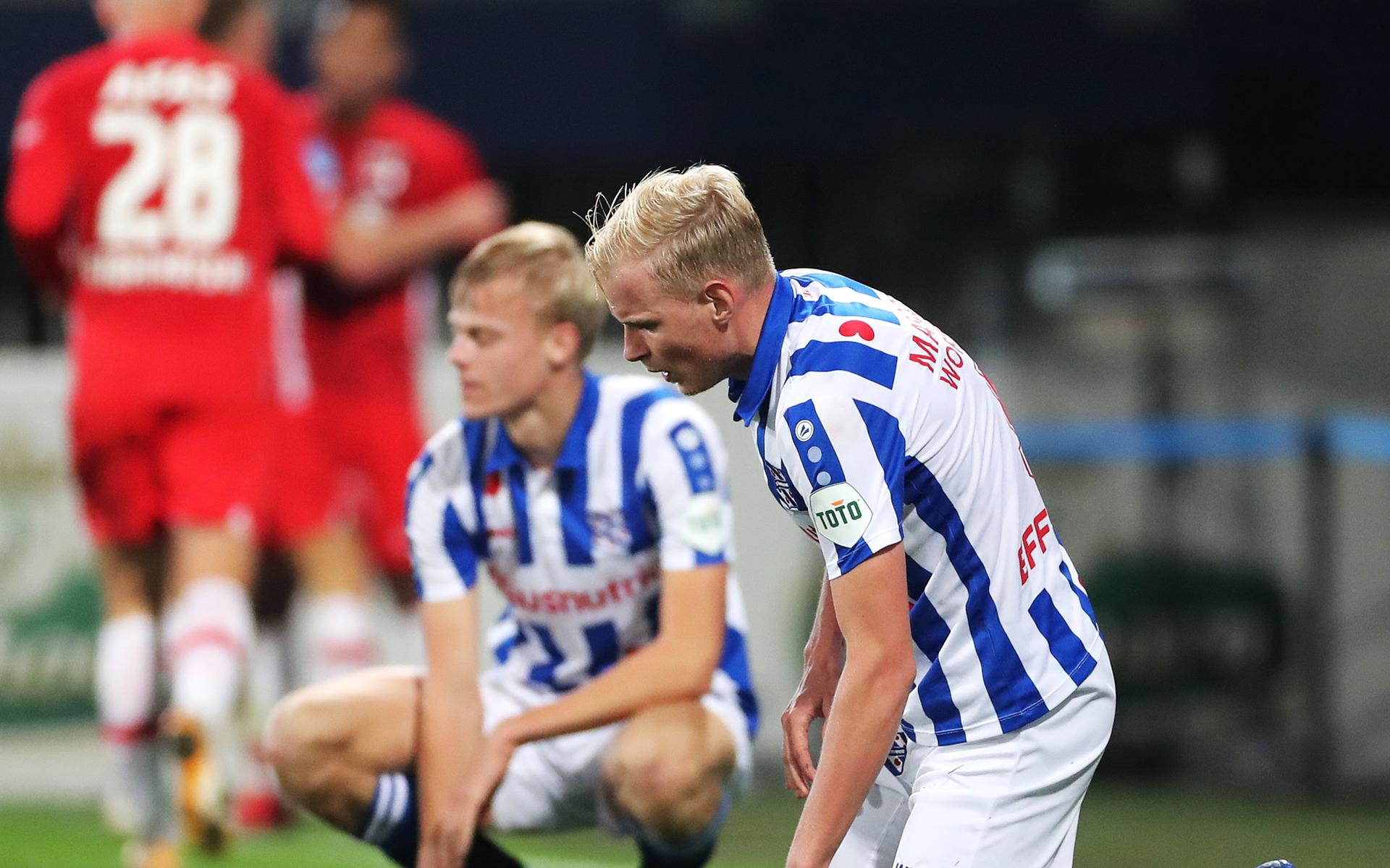 Beeld uit de laatste wedstrijd van SC Heerenveen, thuis tegen AZ. Jan Paul van Hecke (l) en Lucas Woudenberg balen.
Foto: Henk Jan Dijks