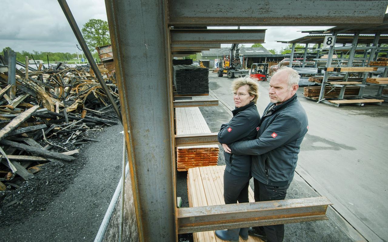 Lieuwe en Akkelien van der Wal kijken naar de verbrande resten van hun bedrijfsloods, terwijl achter hen alles in gereedheid wordt gebracht om vanaf maandag weer klanten te kunnen bedienen. Lieuwe en Akkelien van der Wal kijken naar de verbrande resten van hun bedrijfsloods, terwijl achter hen alles in gereedheid wordt gebracht om vanaf maandag weer klanten te kunnen bedienen.